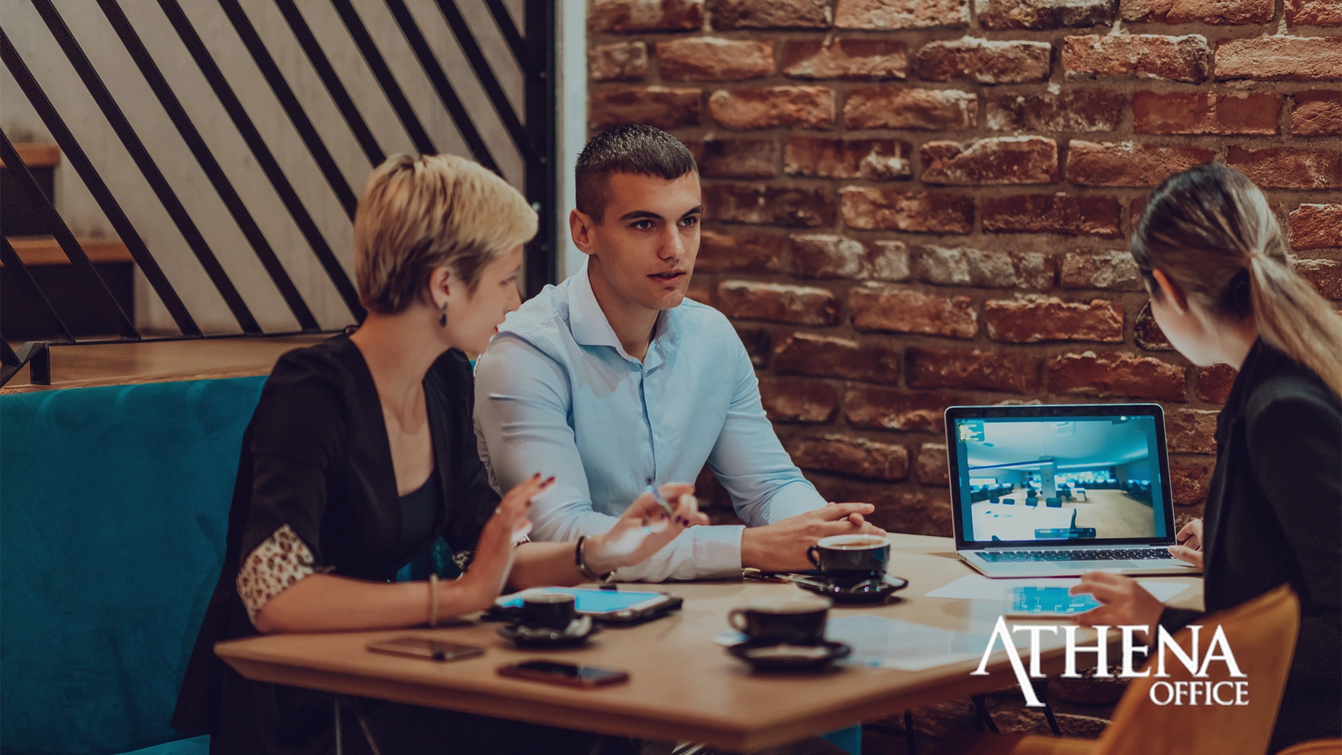 Equipe em reunião sobre como atrair investidores para nova empresa com visão corporativa