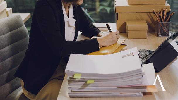 Pessoa organizando documentos de endereço fiscal para abertura de CNPJ no Brasil